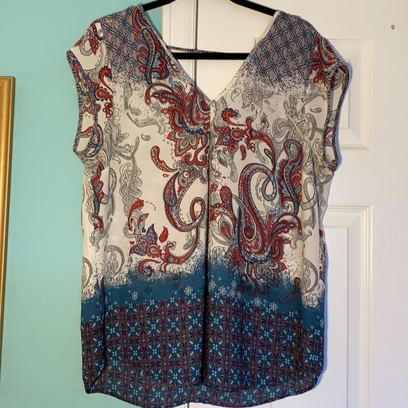 DR2 Tops - Super cute Paisley and floral top